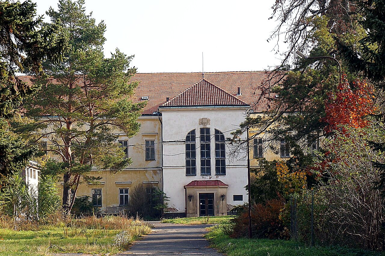 
<span>Dolní zámek Panenské Břežany</span>
