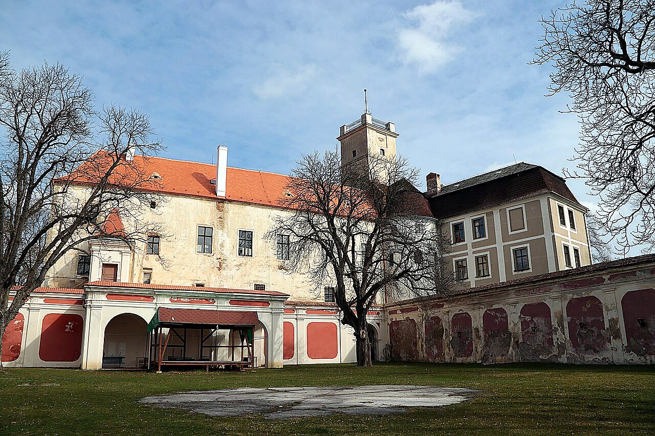 
<span>Zámek Police</span>
