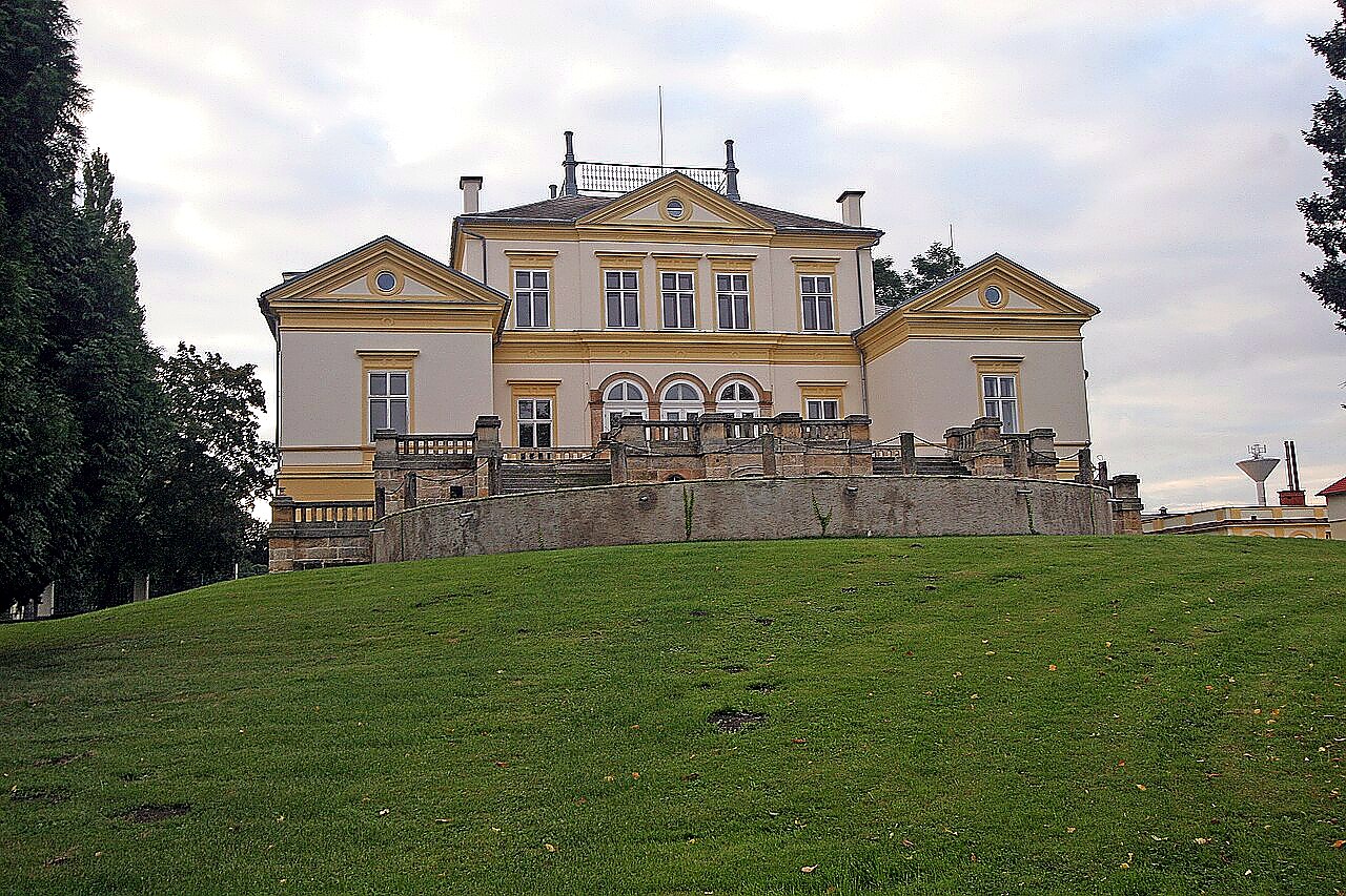 
<span>zámek Dobřenice</span>
