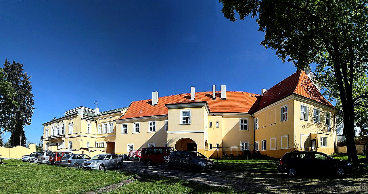 
<span>zámek Dolní Počernice</span>
