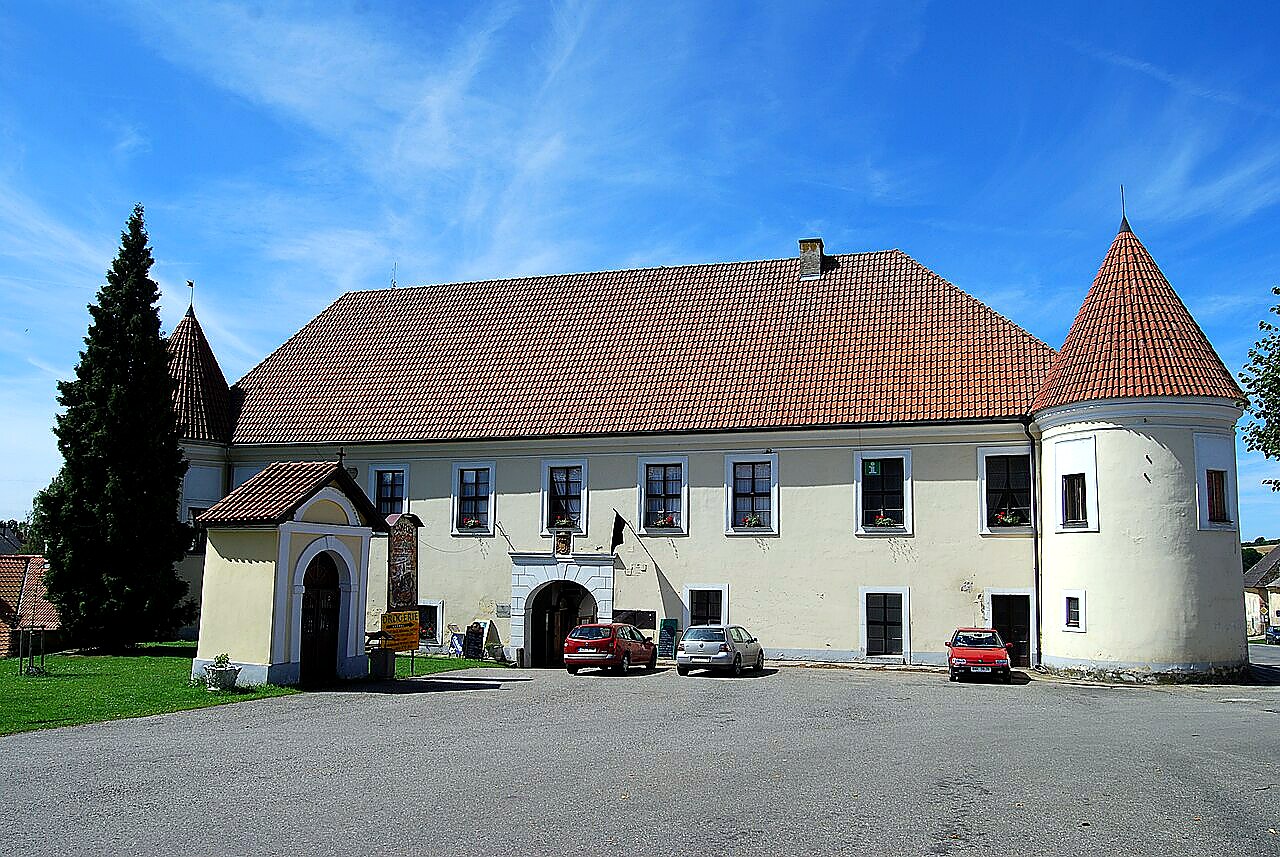 
<span>zámek Louňovice pod Blaníkem</span>
