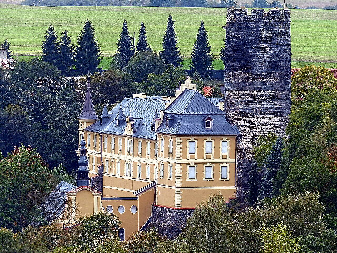 
<span>zámek Starý Hrozňatov</span>
