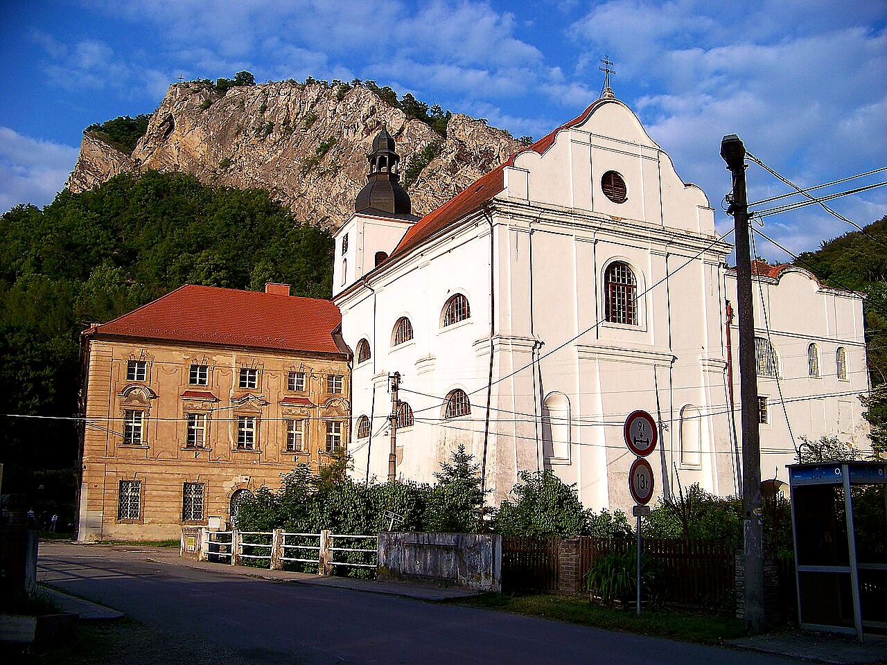 
<span>Klášter Svatý Jan pod Skalou</span>
