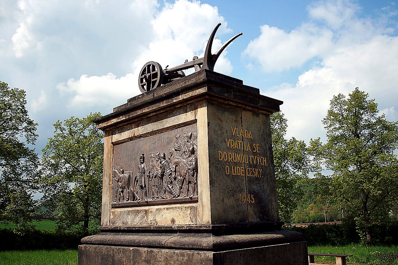 
<span>Královské pole s pomníkem Přemysla Oráče</span>
