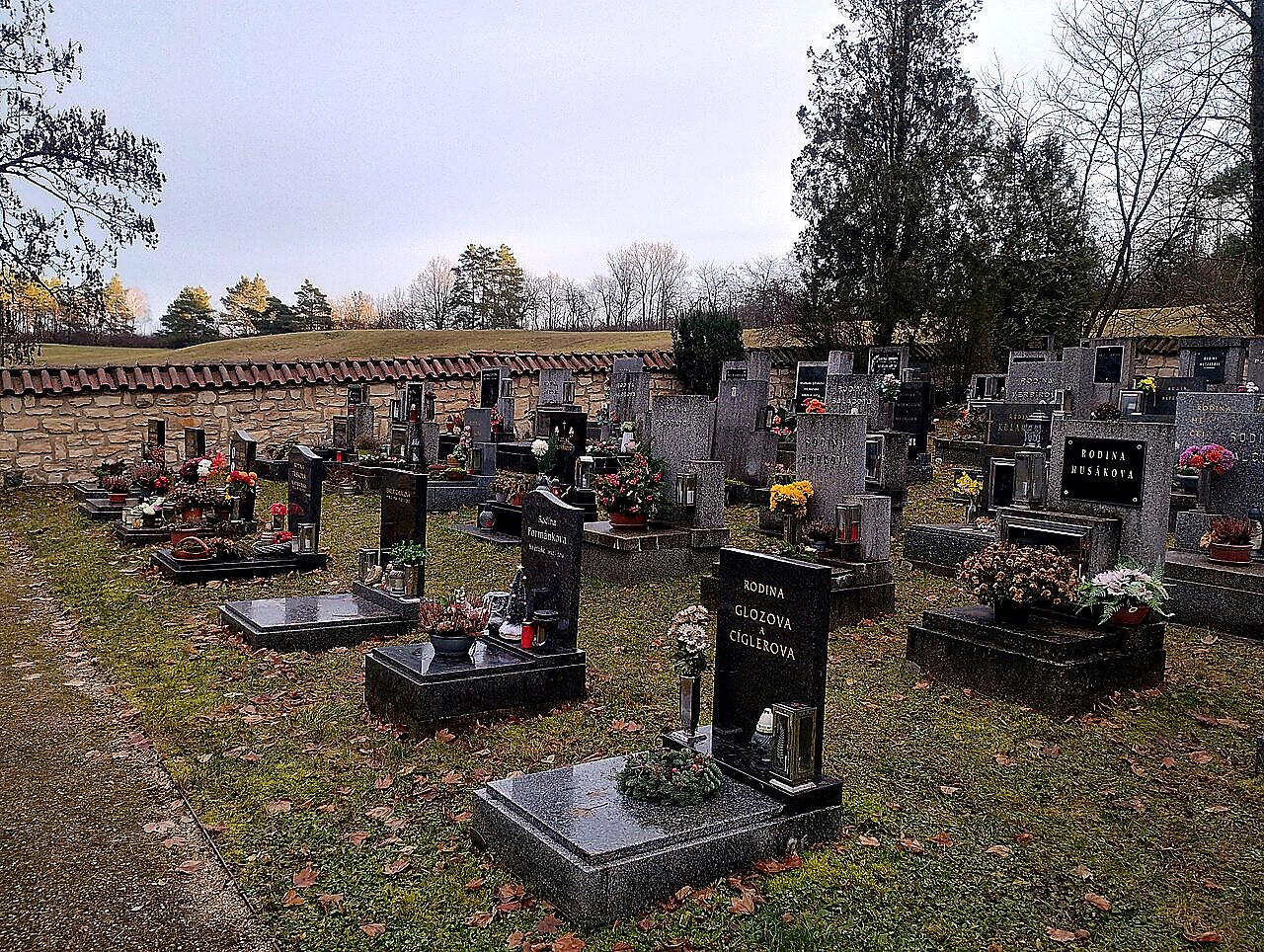 
<span>nový hřbitov v Lidicích</span>
