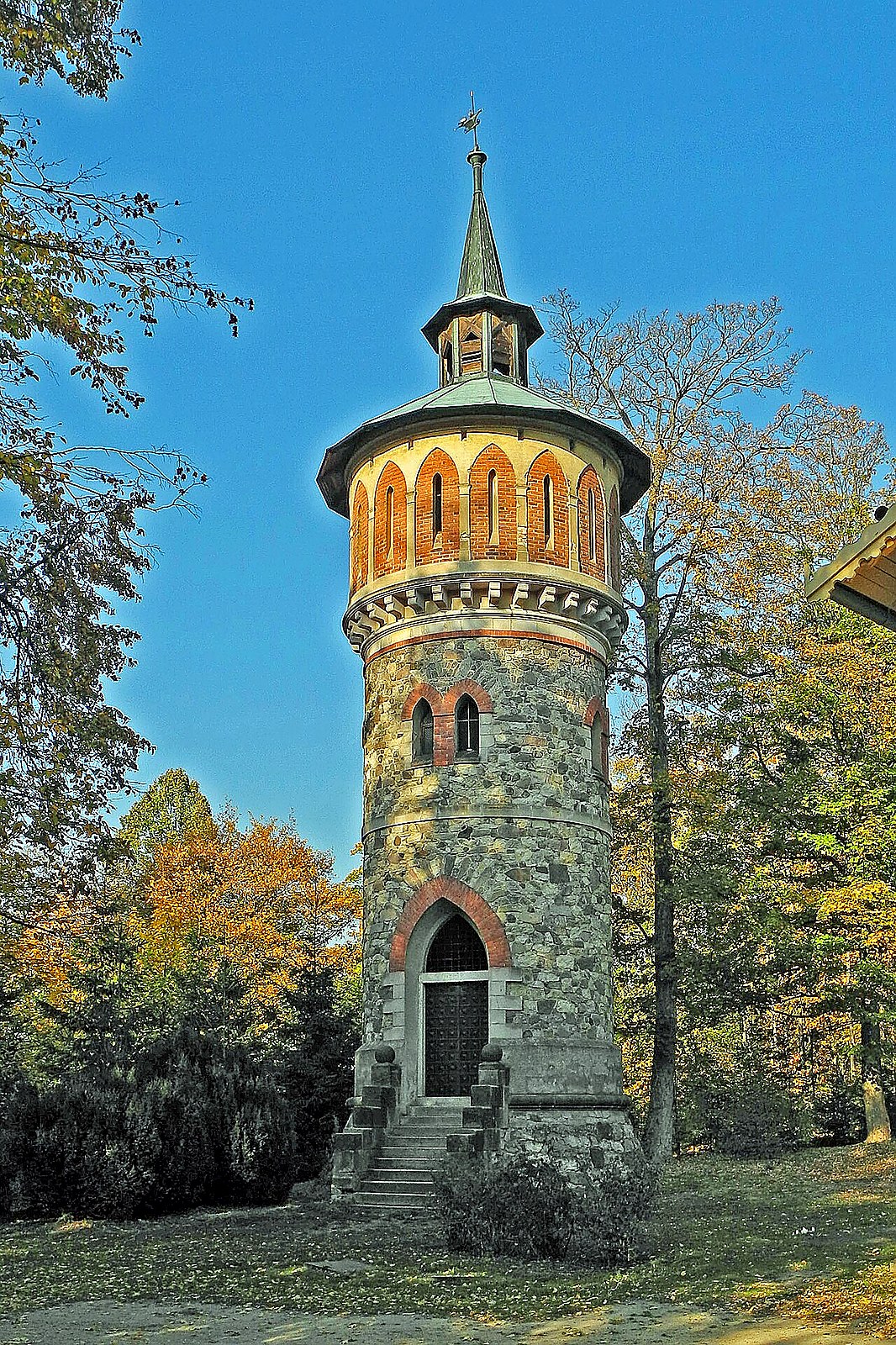 
<span>vodárenská věž v zámeckém parku Sychrov</span>

