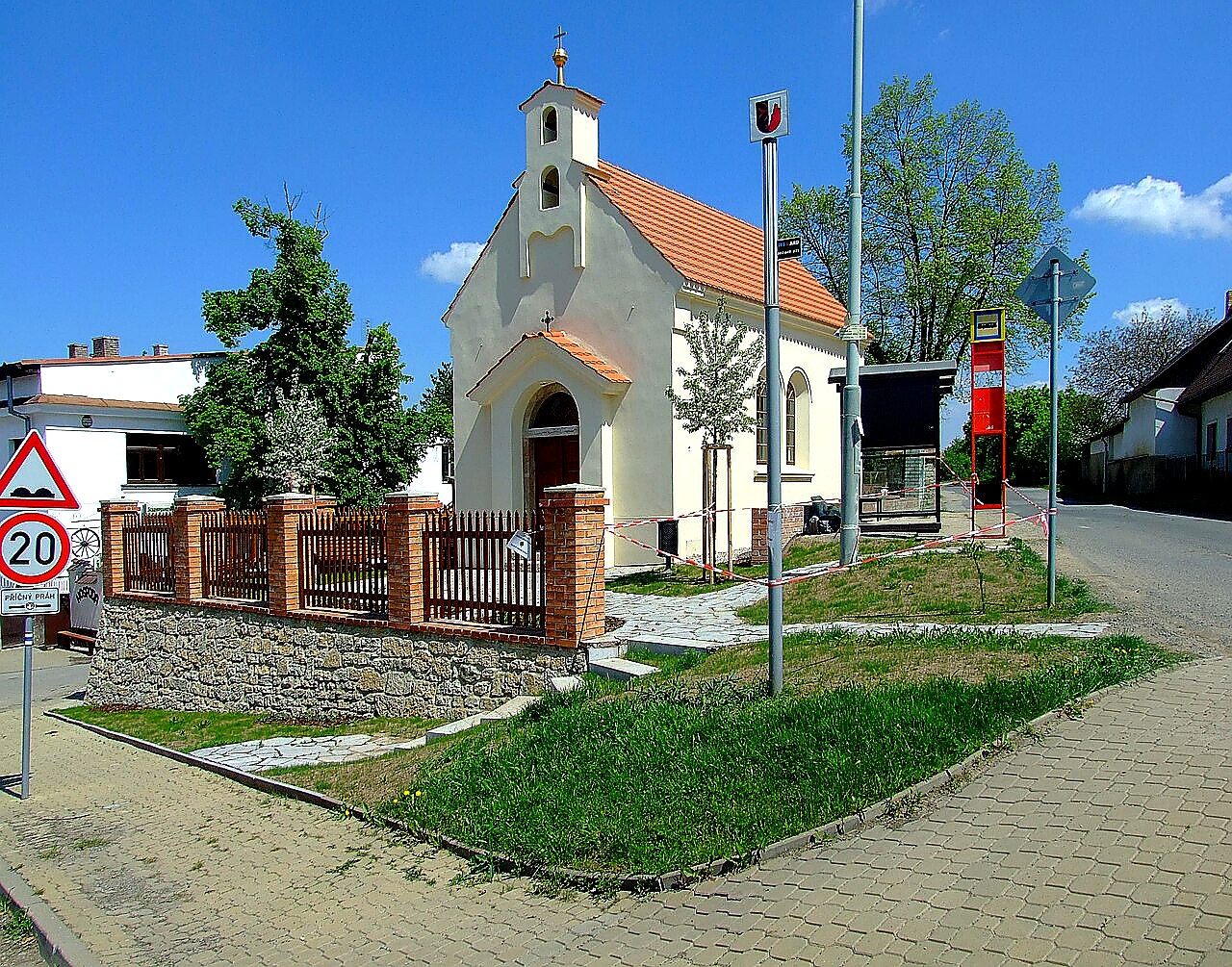 
<span>Kaple svatého Jana Křtitele (Holyně)</span>
