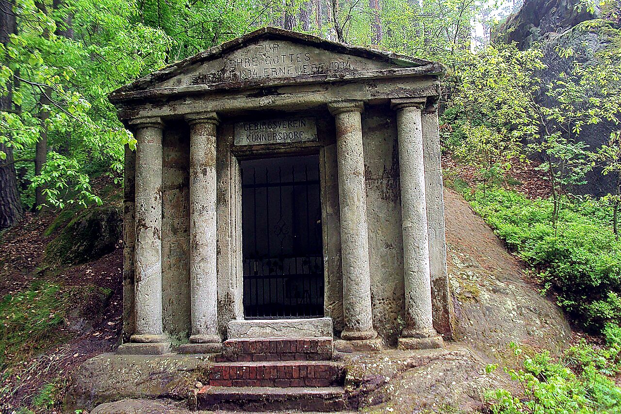 
<span>Skalní kaple u Kunratic</span>
