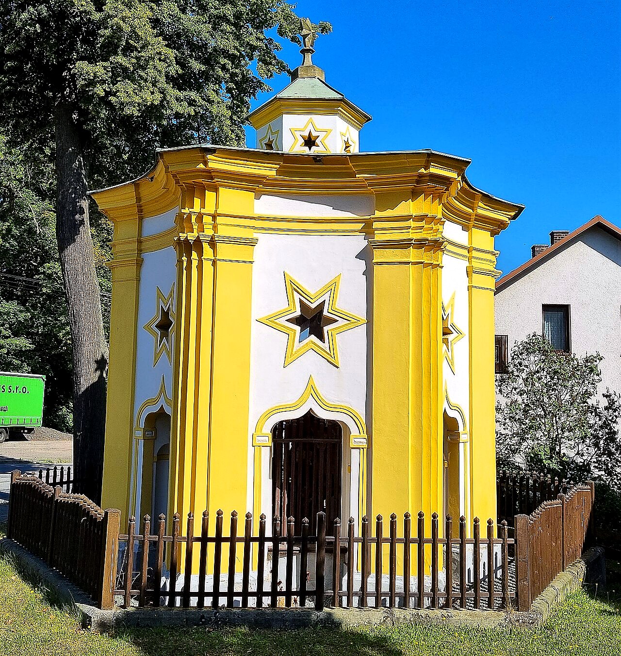 
<span>kaple svatého Jana Nepomuckého (Běstvina)</span>
