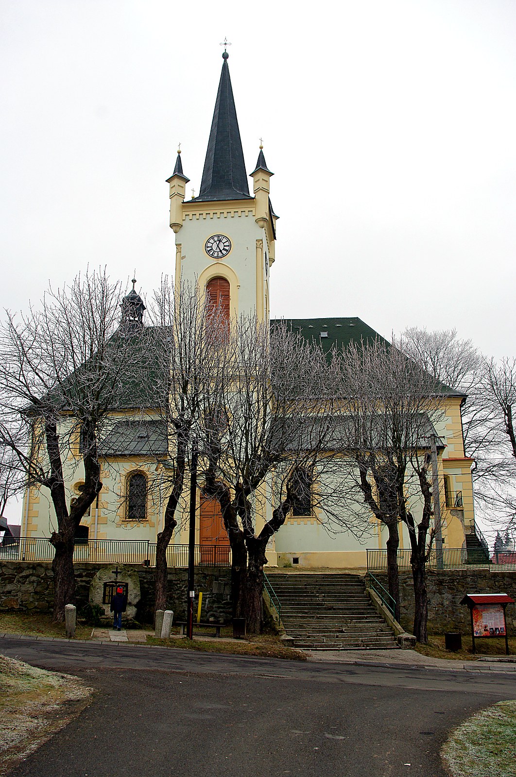 
<span>kostel svatého Petra a Pavla (Krajková)</span>
