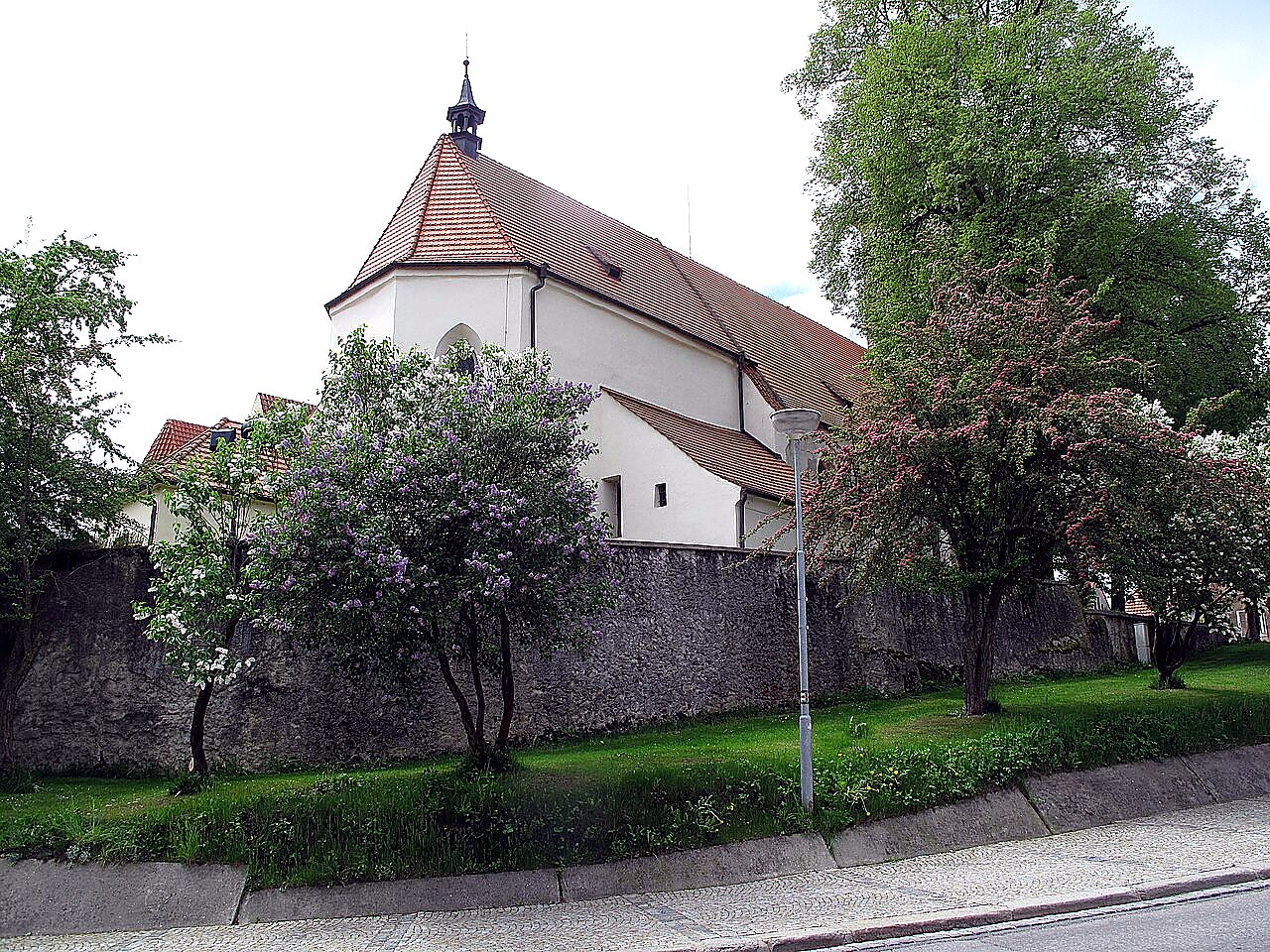 
<span>kostel svatého Petra a Pavla (Kaplice)</span>
