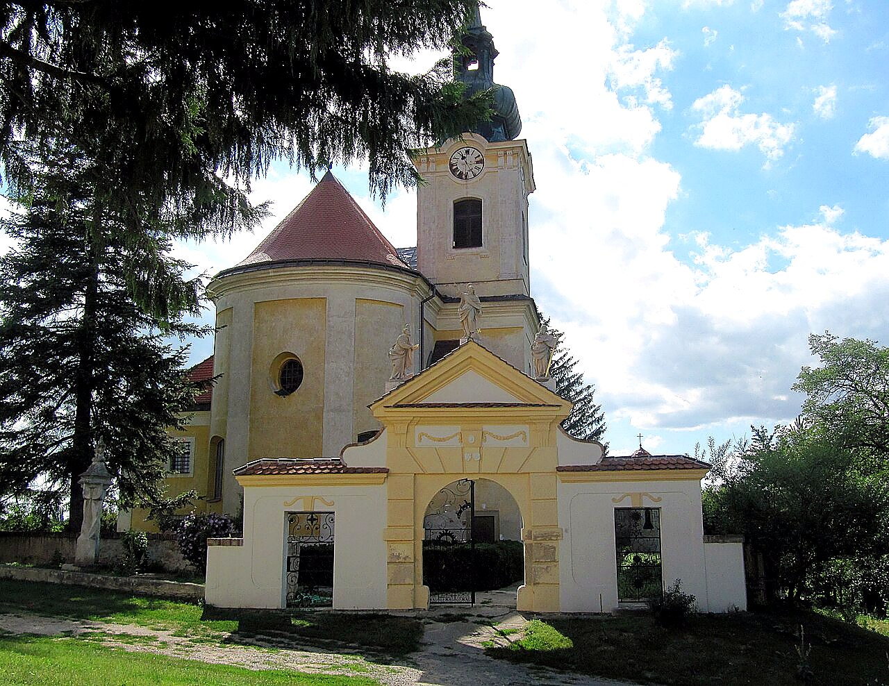 
<span>kostel svatých Petra a Pavla (Hrádek)</span>
