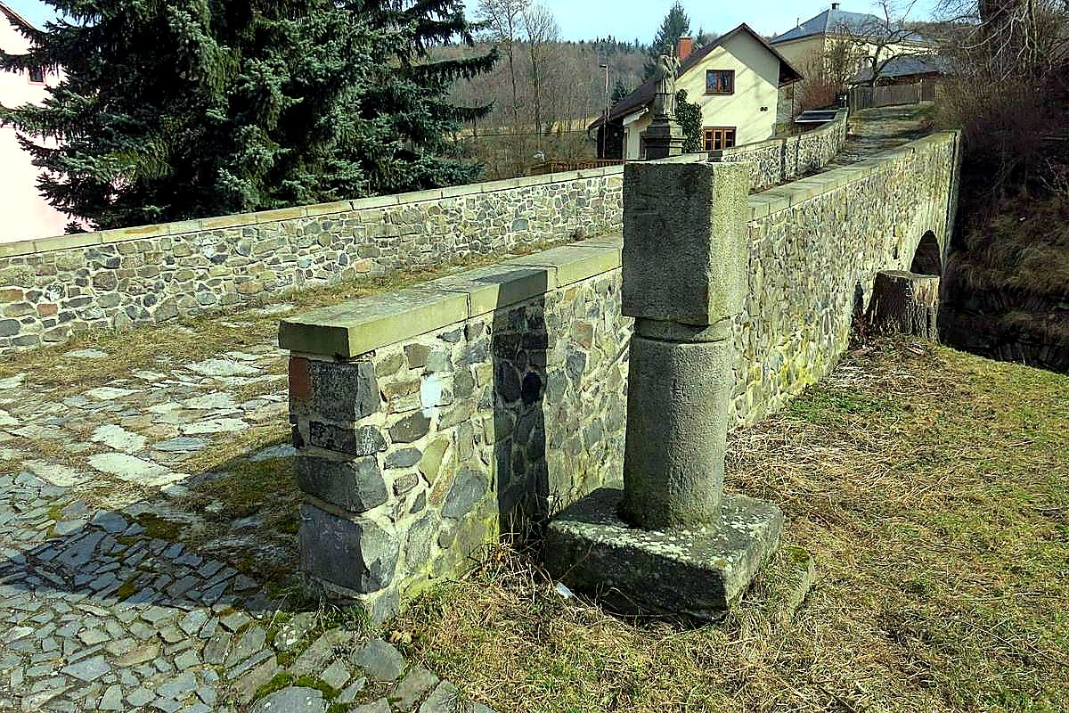 
<span>most přes Červený potok u kostela v Čermné</span>
