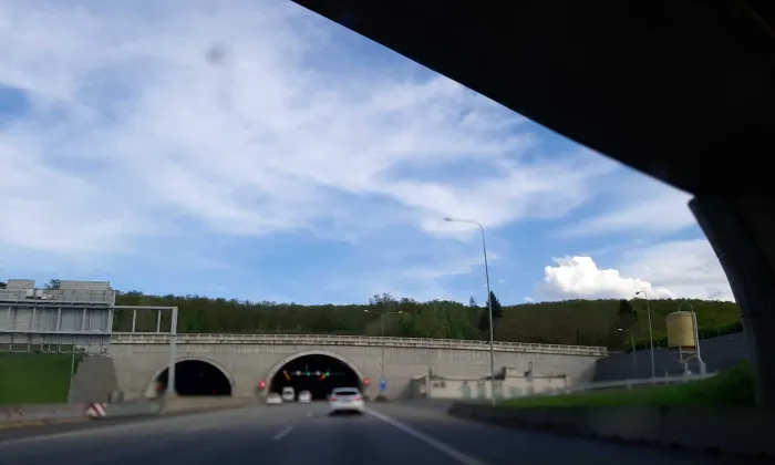 most přes Pražský okruh v Komořanech