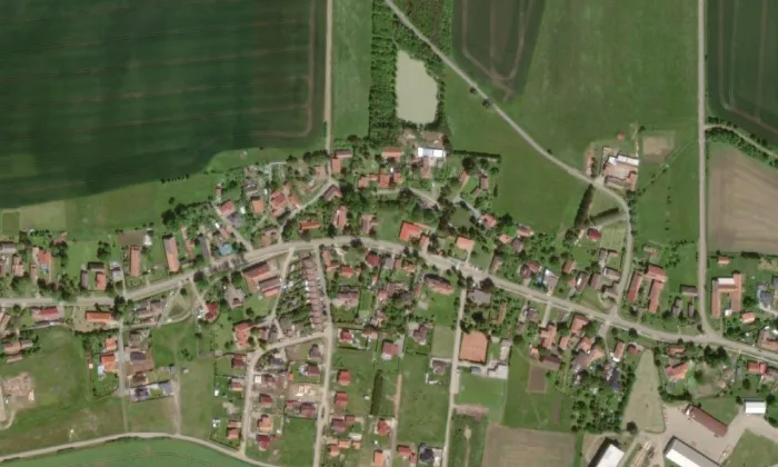 Budova základní školy v Libranticích – letecký pohled