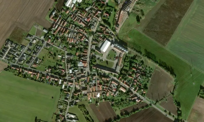 Kaplička svatého Jana Nepomuckého (Velké Chvalovice) – letecký pohled