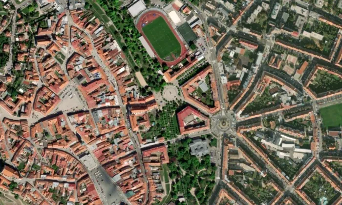 Kostel Nalezení svatého Kříže ve Znojmě – letecký pohled