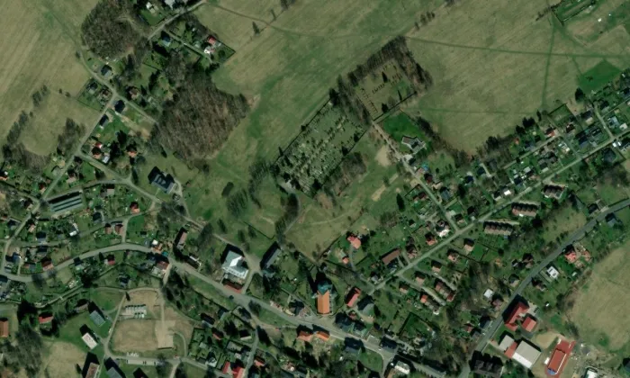 kostel Nanebevstoupení Páně v Mikulášovicích – letecký pohled