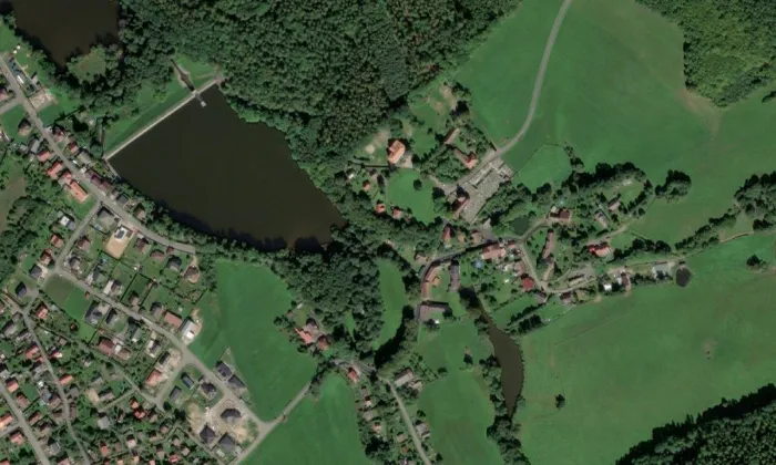 Kostel Narození Panny Marie (Mrtník) – letecký pohled