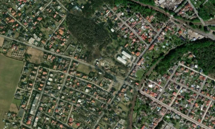 kostel Nejsvětější Trojice a pastorační centrum Kardinála Josefa Berana – letecký pohled