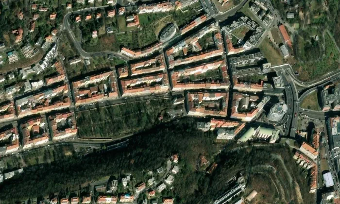 Kostel Nejsvětější Trojice na Smíchově – letecký pohled