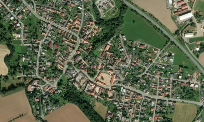 kostel Povýšení svatého Kříže (Chotíkov) – letecký pohled