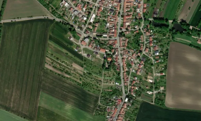 kostel Povýšení svatého Kříže (Prace) – letecký pohled