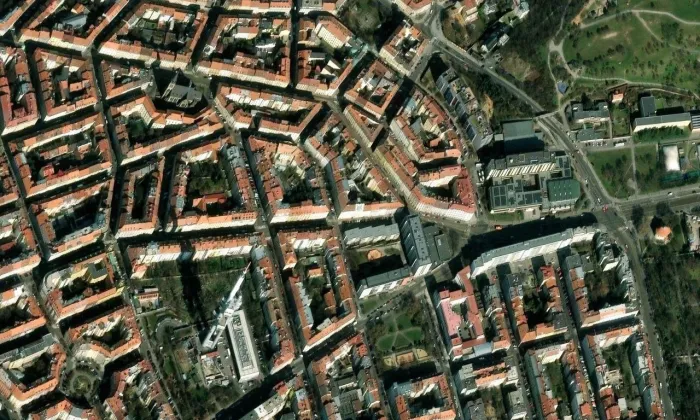 Kostel Povýšení svatého Kříže na Žižkově – letecký pohled
