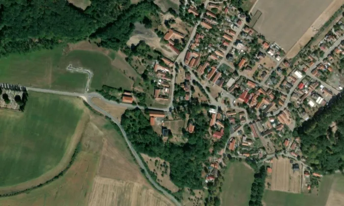 Kostel svatého Gotharda (Vysoké Chvojno) – letecký pohled