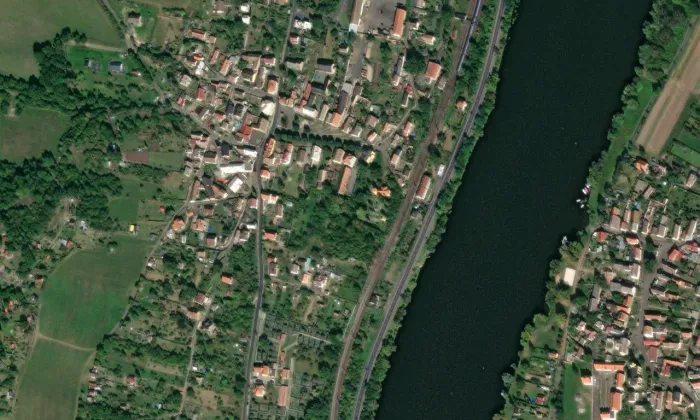 Kostel svatého Matouše (Prackovice nad Labem) – letecký pohled
