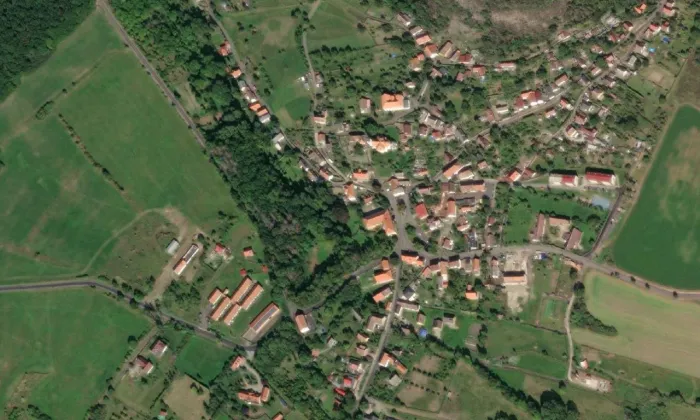 Kostel svatého Mikuláše v Třebušíně – letecký pohled