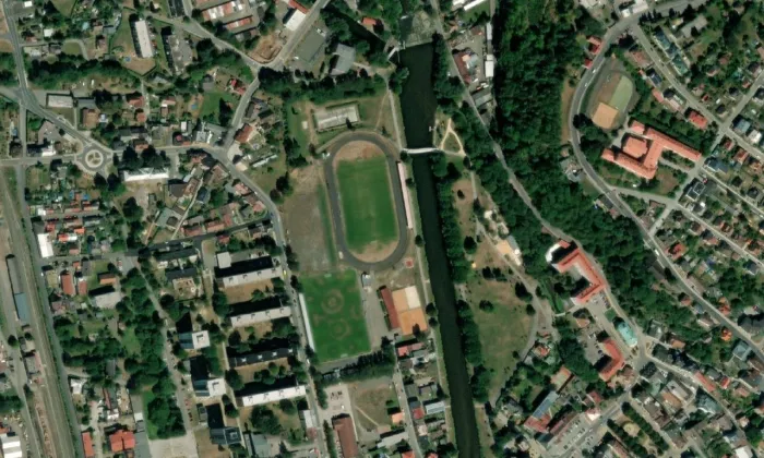 lávka přes Jizeru u stadionu v Semilech – letecký pohled