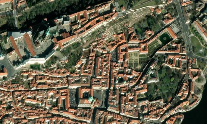 Thunovský palác ve Sněmovní – letecký pohled