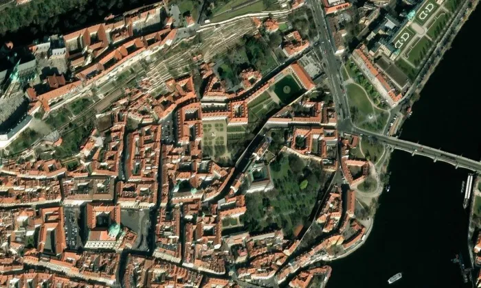 Valdštejnská ulice – letecký pohled