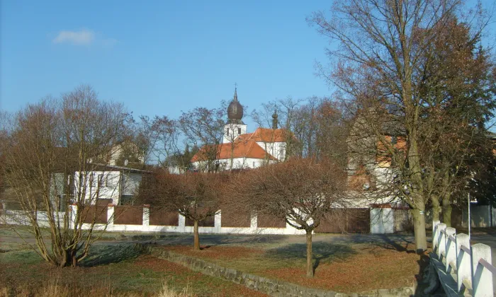 Kostel Povýšení svatého Kříže s farou a kaplankou