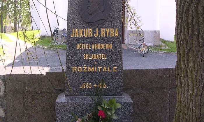 Kostel Povýšení svatého Kříže s farou a kaplankou
