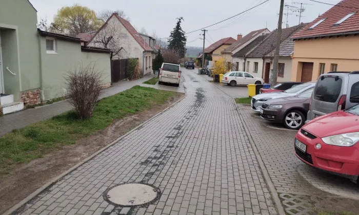 kostel Panny Marie Královny (Hrušovany u Brna)