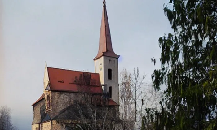 kostel Nejsvětější Trojice (Pouchobrady) – noc