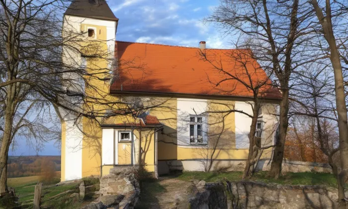 kostel Povýšení svatého Kříže (Prace) – autumn