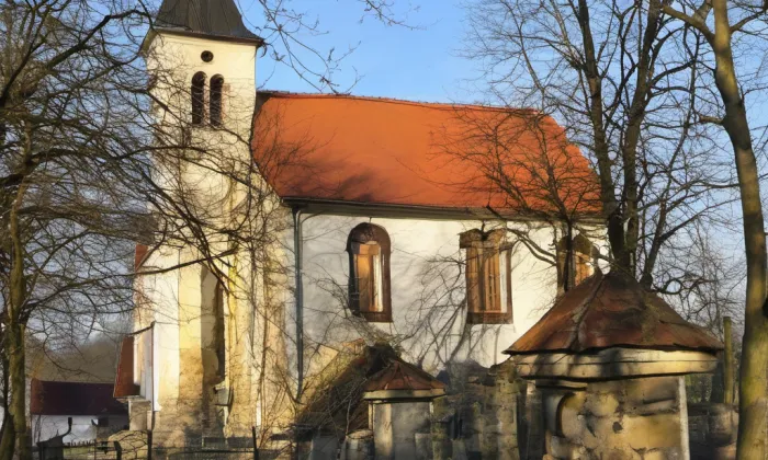 kostel Povýšení svatého Kříže (Prace) – spring