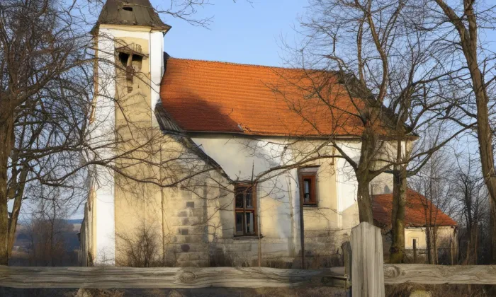 kostel Povýšení svatého Kříže (Prace) – winter