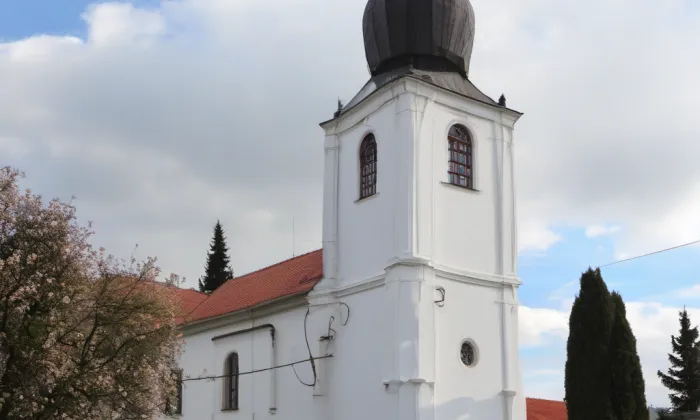 Kostel Povýšení svatého Kříže s farou a kaplankou – spring