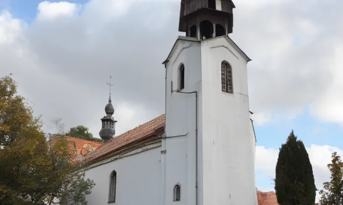 Kostel Povýšení svatého Kříže s farou a kaplankou – summer