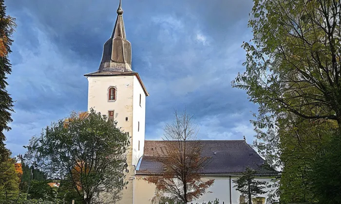 kostel svaté Alžběty Uherské ve Cvikově – autumn