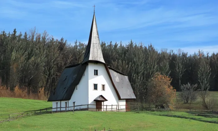Kostel svaté Zdislavy (Prostřední Bečva) – autumn