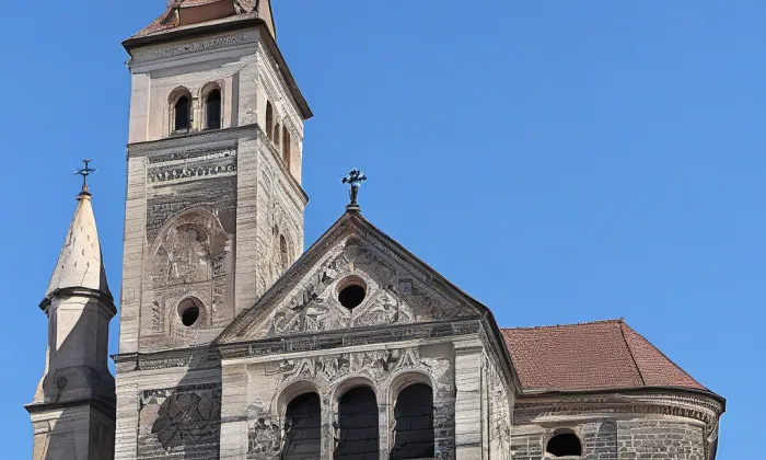 Kostel svatých Petra a Pavla (Hosín) – noc