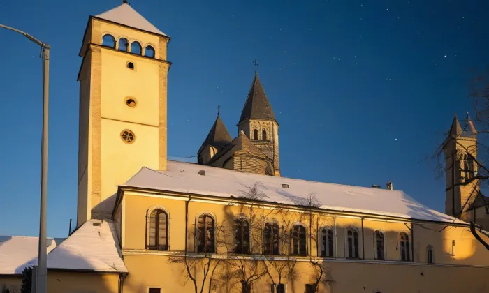 Kostel svatého Františka z Assisi v Praze-Chodově – noc