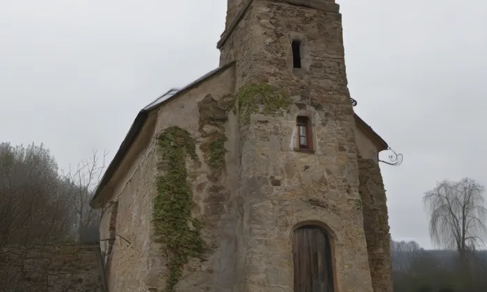 Kostel svatého Jakuba apoštola (Mrzlice) – spring