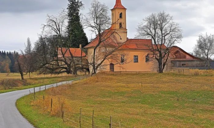 Kostel svatého Petra a Pavla (Brtev) – autumn