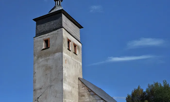 Kostel svatého Petra a Pavla (Ludvíkov pod Smrkem) – autumn